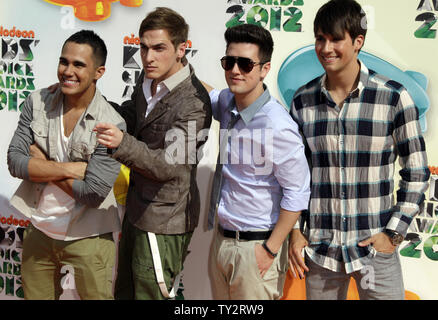 Schauspieler Carlos Pena, Logan Henderson, Kendall Schmidt und James Maslow von Big Time Rush kommt für die Nickelodeon Kids' Choice Awards auf der USC Galen Center in Los Angeles am 31. März 2012. UPI/Jonathan Alcorn Stockfoto