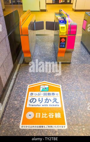 Tokyo, Japan - 29. April 2018: Ueno Station ist ein wichtiger Bahnhof verwendet die Ueno Bezirk und Ueno Park - die Tokyo National Mus zu erreichen. Stockfoto