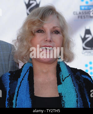 Schauspielerin Kim Novak beteiligt sich an einem Hand- und Fußabdruck Zeremonie ihre Ehre als Teil der TCM klassischen Film Festival, Grauman's Chinese Theater in Hollywood" in Los Angeles am 14. April 2012. UPI/Jim Ruymen Stockfoto