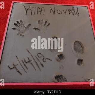 Schauspielerin Kim Novak beteiligt sich an einem Hand- und Fußabdruck Zeremonie ihre Ehre als Teil der TCM klassischen Film Festival, Grauman's Chinese Theater in Hollywood" in Los Angeles am 14. April 2012. UPI/Jim Ruymen Stockfoto