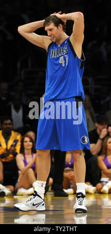 Power Forward der Dallas Mavericks Dirk Nowitzki (41) reagiert, nachdem die Los Angeles Lakers ein Korb in den überstunden von einem NBA Basketball Spiel in Los Angeles am 15. April 2012. Die Lakers gewonnen Sieg 112-108. UPI/Lori Shepler Stockfoto