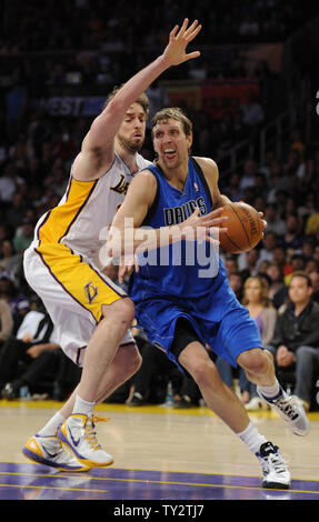 Power Forward der Dallas Mavericks Dirk Nowitzki (41) Laufwerke hinter Los Angeles Lakers Power Forward Pau Gasol (16) in der zweiten Hälfte einer NBA Basketball Spiel in Los Angeles am 15. April 2012. Die Lakers gewonnen Sieg 112-108. UPI/Lori Shepler Stockfoto