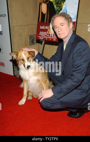 Schauspieler Kevin Kline und Kasey, der Mitglied in der motion picture Drama 'Liebling Begleiter", sorgt sich die Premiere des Films im Egyptian Theatre in Hollywood" in Los Angeles am 17. April 2012. UPI/Jacqui Wong Stockfoto