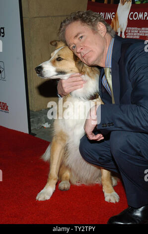 Schauspieler Kevin Kline und Kasey, der Mitglied in der motion picture Drama 'Liebling Begleiter", sorgt sich die Premiere des Films im Egyptian Theatre in Hollywood" in Los Angeles am 17. April 2012. UPI/Jacqui Wong Stockfoto