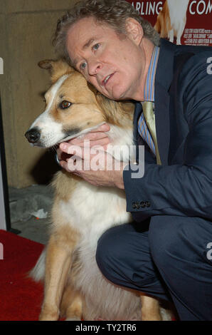 Schauspieler Kevin Kline und Kasey, der Mitglied in der motion picture Drama 'Liebling Begleiter", sorgt sich die Premiere des Films im Egyptian Theatre in Hollywood" in Los Angeles am 17. April 2012. UPI/Jacqui Wong Stockfoto