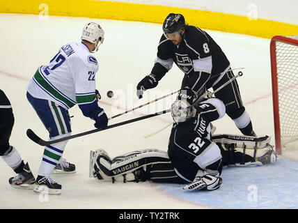 Los Angeles Kings goalie Jonathan Quick (32) macht eine speichern aus Vancouver Canucks linken Flügel Daniel Sedin (22) in Los Angeles Kings defenseman Drew Doughty (8) verteidigt die net in der ersten Periode von Spiel 4 der NHL Western Conference runde Endspiel Serie im Staples Center in Los Angeles am 18. April 2012. UPI/Jayne Kamin-Oncea Stockfoto