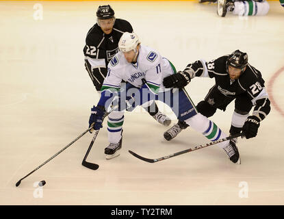 In der ersten Periode der Spielen, Los Angeles Kings Center Trevor Lewis (22.) und Los Angeles Kings Center Jarret Stoll (28) verteidigen, Vancouver Canucks center Ryan Kesler (17) beim Spiel 4 ihres NHL Western Conference runde Endspiel Serie im Staples Center in Los Angeles am 18. April 2012. UPI/Jayne Kamin-Oncea Stockfoto