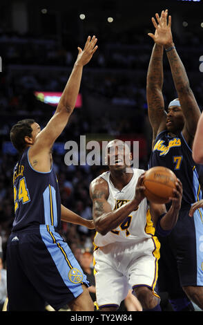 Los Angeles Lakers shooting guard Kobe Bryant (24) Geht zwischen Denver Nuggets Point Guard Andre Miller (24) und Al Harrington (7) während der zweiten Hälfte des Spiel 1 der Western Conference Semifinals im Staples Center in Los Angeles am 29. April 2012. Lakers gewonnen 103-88. UPI Foto/Lori Shepler Stockfoto