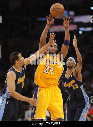 Los Angeles Lakers shooting guard Kobe Bryant (24) über die Denver Nuggets Point Guard Andre Miller (24) und Corey Brewer (13) während der zweiten Hälfte des Spiel 2 der Western Conference Playoffs im Staples Center in Los Angeles am 1. Mai 2012. Die Lakers gewonnen 104-100. UPI Foto/Lori Shepler Stockfoto