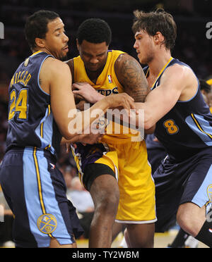 Denver Nuggets Point Guard Andre Miller (24) und Danilo Gallinari (8) Versuchen Sie, den Ball aus Los Angeles Lakers Small Forward Devin Ebanks (3) während der ersten Hälfte des Spiel 2 der Western Conference Playoffs im Staples Center in Los Angeles am 1. Mai 2012 statt. UPI Foto/Lori Shepler Stockfoto