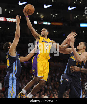 Los Angeles Lakers Point Guard Ramon Sessions (7) Macht ein Korb über Denver Nuggets Point Guard Andre Miller (24) und JaVale McGee (34) in der zweiten Hälfte des Spiel 2 der Western Conference Playoffs im Staples Center in Los Angeles am 1. Mai 2012. Die Lakers gewonnen 104-100. UPI Foto/Lori Shepler Stockfoto