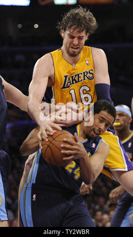 Los Angeles Lakers Power Forward Pau Gasol (16) fouls Denver Nuggets Point Guard Andre Miller (24) in der zweiten Hälfte des Spiel 2 der Western Conference Playoffs im Staples Center in Los Angeles am 1. Mai 2012. Die Lakers gewonnen 104-100. UPI Foto/Lori Shepler Stockfoto