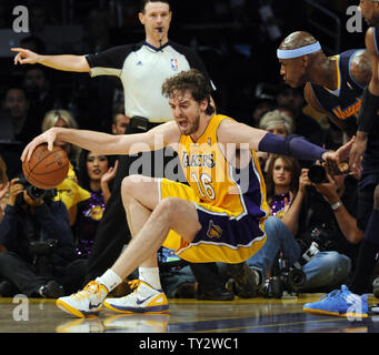 Los Angeles Lakers Power Forward Pau Gasol (16) ist durch die Denver Nuggets Vorwärtsleistung Al Harrington (7) während der ersten Hälfte des Spiel 2 der Western Conference Playoffs im Staples Center in Los Angeles am 1. Mai 2012 verschmutzt ist. UPI Foto/Lori Shepler Stockfoto