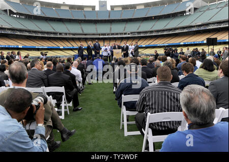 Die neuen Besitzer der Los Angeles Dodgers wie das Guggenheim Baseball-Team bekannt, halten eine Pressekonferenz im Mittelfeld im Dodger Stadium in Los Angeles am 2. Mai 2012. UPI/Jayne Kamin-Oncea Stockfoto