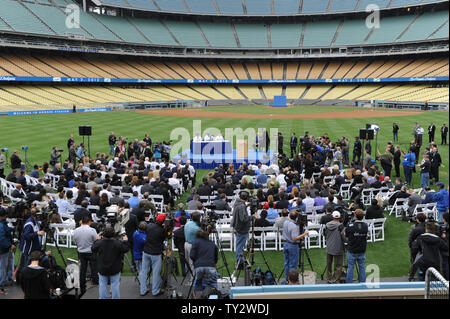 Die neuen Besitzer der Los Angeles Dodgers wie das Guggenheim Baseball-Team bekannt halten eine Pressekonferenz im mittleren Feld im Dodger Stadium in Los Angeles am 2. Mai 2012. UPI/Jayne Kamin-Oncea Stockfoto