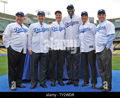 Die neuen Besitzer der Los Angeles Dodgers (L-R) Robert L Patton, Jr., Stan Kasten, Markus Walter, Irvin "Magic" Johnson, Peter Gruber und Todd Boehly eine Pressekonferenz im Mittelfeld im Dodger Stadium in Los Angeles am 2. Mai 2012 dar. UPI/Jayne Kamin-Oncea Stockfoto