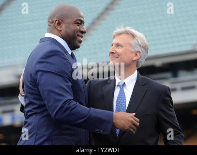 Die neuen Besitzer der Los Angeles Dodgers, Irvin "Magic" Johnson (L) und Mark Waltergreet einander auf einer Pressekonferenz im mittleren Feld im Dodger Stadium in Los Angeles am 2. Mai 2012. UPI/Jayne Kamin-Oncea Stockfoto