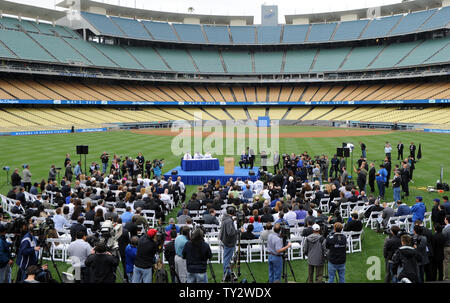 Die neuen Besitzer der Los Angeles Dodgers wie das Guggenheim Baseball-Team bekannt halten eine Pressekonferenz im mittleren Feld im Dodger Stadium in Los Angeles am 2. Mai 2012. UPI/Jayne Kamin-Oncea Stockfoto