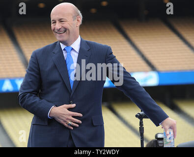 Eigentümer Stan Kasten spricht als die neuen Besitzer der Los Angeles Dodgers, wie das Guggenheim Baseball-Team bekannt, halten eine Pressekonferenz im Mittelfeld im Dodger Stadium in Los Angeles am 2. Mai 2012. UPI/Jayne Kamin-Oncea Stockfoto