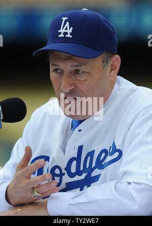 Eigentümer Stan Kasten spricht auf dem Podium als die neuen Besitzer der Los Angeles Dodgers, wie das Guggenheim Baseball-Team bekannt, halten eine Pressekonferenz im Mittelfeld im Dodger Stadium in Los Angeles am 2. Mai 2012. UPI/Jayne Kamin-Oncea Stockfoto