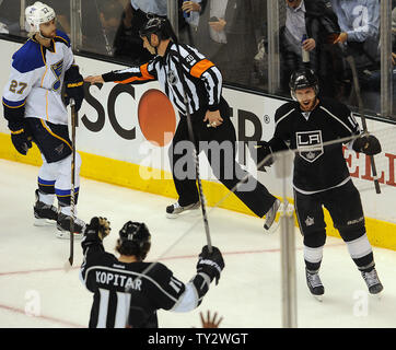 St. Louis Blues defenseman Alex Pietrangelo (27) sieht sich als Schiedsrichter Steve Kozari (40) fordert ein Ziel von Los Angeles Kings Center Mike Richards (10) mit einer Vorlage durch Los Angeles Kings Center Anze Kopitar (11) in der zweiten Periode der NHL Western Conference Halbfinale Spiel im Staples Center in Los Angeles am 3. Mai 2012. UPI/Jayne Kamin-Oncea Stockfoto