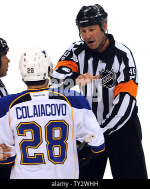 Schiedsrichter Steve Kozari (40) wirft der St. Louis Blues defenseman Carlo Colaiacovo (28) aus dem Spiel in der ersten Periode der NHL Western Conference Halbfinale gegen die Los Angeles Kings im Staples Center in Los Angeles am 3. Mai 2012. UPI/Jayne Kamin-Oncea Stockfoto
