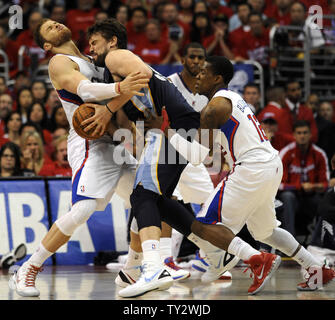 Memphis Grizzlies center Marc Gasol (33) Zugriffe Los Angeles Clippers POWER FORWARD Blake Griffin (32) im Kopf als Los Angeles Clippers Point Guard Eric Morgan (12) während der zweiten Hälfte des Spiel 1 der Western Conference Playoffs im Staples Center in Los Angeles am 5. Mai 2012 verteidigt. Die Scherer gewann 87-86. UPI Foto/Lori Shepler Stockfoto