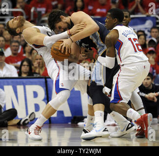 Memphis Grizzlies center Marc Gasol (33) Zugriffe Los Angeles Clippers POWER FORWARD Blake Griffin (32) im Kopf als Los Angeles Clippers Point Guard Eric Morgan (12) während der zweiten Hälfte des Spiel 1 der Western Conference Playoffs im Staples Center in Los Angeles am 5. Mai 2012 verteidigt. Die Scherer gewann 87-86. UPI Foto/Lori Shepler Stockfoto