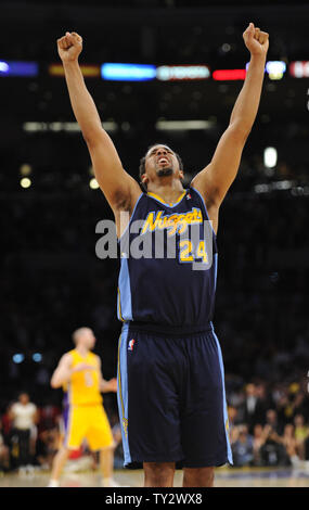 Denver Nuggets Point Guard Andre Miller (24) feiert am Ende von Spiel 5 der Western Conference Playoffs gegen die Los Angeles Lakers im Staples Center in Los Angeles am 8. Mai 2012. Die Nuggets gewonnen 102-99. UPI/Lori Shepler Stockfoto