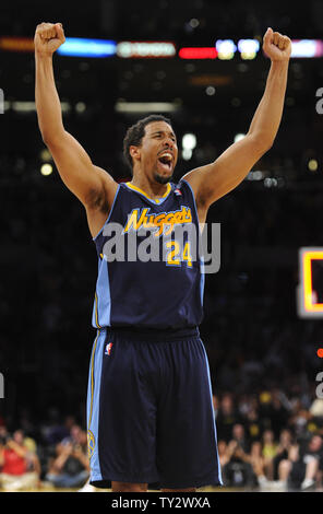 Denver Nuggets Point Guard Andre Miller (24) feiert am Ende von Spiel 5 der Western Conference Playoffs gegen die Los Angeles Lakers im Staples Center in Los Angeles am 8. Mai 2012. Die Nuggets gewonnen 102-99. UPI/Lori Shepler Stockfoto