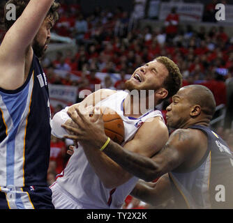 Memphis Grizzlies Zentrum Marreese Speights, weit Recht, verteidigt gegen die Los Angeles Clippers Blake Griffin nach vorne, Mitte, vom nehmen einen Schuß mit Grizzlies center Marc Gasol, links, von Spanien in der zweiten Hälfte des Spiel 6 der Western Conference Playoffs im Staples Center in Los Angeles am 11. Mai 2012. Grizzlies gewann das Spiel 90-88, Reihe gebunden 3-3. UPI/Alex Gallardo Stockfoto