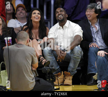 Reality Show celebrity Kim Kardashian, Links, mit Musiker Kanye West bis auf die Anzeigetafel in der ersten Hälfte des Spiel 7 zwischen den Los Angeles Lakers und Denver Nuggets in der Western Conference Playoffs im Staples Center in Los Angeles am 12. Mai 2012. UPI/Alex Gallardo Stockfoto