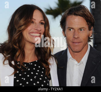 Honorees Julia Roberts und ihr Mann Danny Moder besuchen Heilen der Bucht' Wieder den Strand "Annual Awards Gala, bei der Jonathan Club in Santa Monica, Kalifornien am 17. Mai 2012 statt. UPI/Jim Ruymen Stockfoto