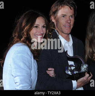 Honorees Julia Roberts und ihr Mann Danny Moder besuchen Heilen der Bucht' Wieder den Strand "Annual Awards Gala, bei der Jonathan Club in Santa Monica, Kalifornien am 17. Mai 2012 statt. UPI/Jim Ruymen Stockfoto