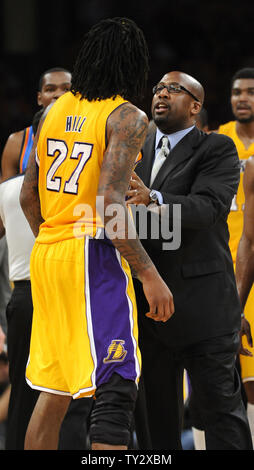 Los Angeles Lakers Trainer Mike Braun hält zurück Jordan Hill (27) nach Los Angeles Lakers Small Forward Metta Frieden in der Welt (15) und die Oklahoma City Thunder POINT GUARD Russell Westbrook (0) für Technische Fouls in der ersten Hälfte des Spiel 3 der Western Conference Semifinals im Staples Center in Los Angeles am 18. Mai 2012 genannt wurden. UPI/Lori Shepler Stockfoto