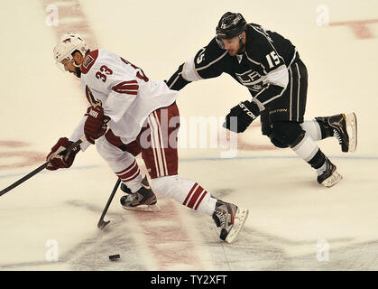 Phoenix Coyotes defenseman Keith Yandle (33) und die Los Angeles Kings Center Brad Richardson (15) Jagd nach dem Puck in der zweiten Periode von Spiel vier der Western Conference Finale der NHL Stanley Cup Playoffs im Staples Center in Los Angeles am 20. Mai 2012. UPI Foto/Jayne Kamin-Oncea Stockfoto