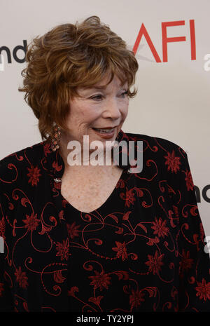 Schauspielerin Shirley MacLaine kommt für TV Land präsentiert: Die AFI Life Achievement Awards ehren MacLaine bei Sony Studios in Culver City, Kalifornien am 7. Juni 2012. UPI/Jim Ruymen Stockfoto