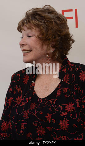 Schauspielerin Shirley MacLaine kommt für TV Land präsentiert: Die AFI Life Achievement Awards ehren MacLaine bei Sony Studios in Culver City, Kalifornien am 7. Juni 2012. UPI/Jim Ruymen Stockfoto