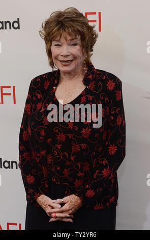 Schauspielerin Shirley MacLaine kommt für TV Land präsentiert: Die AFI Life Achievement Awards ehren MacLaine bei Sony Studios in Culver City, Kalifornien am 7. Juni 2012. UPI/Jim Ruymen Stockfoto