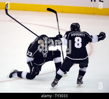 Los Angeles Kings rechten Flügel Dustin Brown (23) feiert nach dem Scoring ein Ziel mit Los Angeles Kings defenseman Drew Doughty (8) in der ersten Periode in Spiel 6 der NHL Stanley Cup Finale gegen die New Jersey Devils im Staples Center in Los Angeles, Kalifornien am 11. Juni 2012. UPI/Lori Shepler. Stockfoto