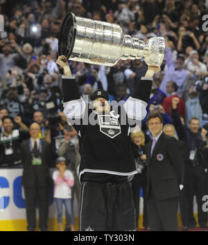 Los Angeles Kings rechten Flügel Dustin Brown (23) feiert mit der Schale am Ende von Spiel 6 der NHL Stanley Cup Finale gegen die New Jersey Devils im Staples Center in Los Angeles, Kalifornien am 11. Juni 2012. Die Könige gewann 6-1. UPI/Lori Shepler. Stockfoto