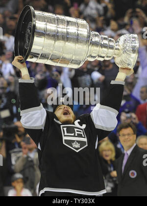 Los Angeles Kings rechten Flügel Dustin Brown (23) feiert mit der Schale am Ende von Spiel 6 der NHL Stanley Cup Finale gegen die New Jersey Devils im Staples Center in Los Angeles, Kalifornien am 11. Juni 2012. Die Könige gewann 6-1. UPI/Lori Shepler. Stockfoto