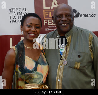 Darsteller Louis Gossett Jr. (L) und Barbara Eve Harris an der Premiere des Motion picture Drama "Mitte der Welt", als Teil der LA Film Festival, Regal Cinemas L.A. Leben in Los Angeles am 20. Juni 2012. UPI/Jim Ruymen Stockfoto