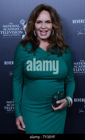 Schauspielerin Catherine Bach besucht die 39. jährliche Daytime Emmy Awards in Beverly Hills, Kalifornien am 23. Juni 2012. UPI/Jim Ruymen Stockfoto