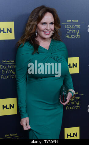 Schauspielerin Catherine Bach besucht die 39. jährliche Daytime Emmy Awards in Beverly Hills, Kalifornien am 23. Juni 2012. UPI/Jim Ruymen Stockfoto