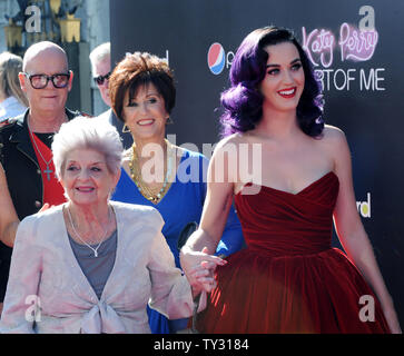 Sängerin Katy Perry besucht die Premiere Ihres musikalischen Dokumentarfilm "Katy Perry: ein Teil von mir", mit ihrer Großmutter Ann Hudson (L) und Vater Keith Hudson und Mutter Maria Hudson (L-R, hinten), am Grauman's Chinese Theater in Hollywood" in Los Angeles am 26. Juni 2012. Stockfoto