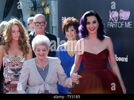 Sängerin Katy Perry besucht die Premiere Ihres musikalischen Dokumentarfilm "Katy Perry: ein Teil von mir", mit ihrer Großmutter Ann Hudson (L) und Schwester Angela Hudson, Vater Keith Hudson und Mutter Maria Hudson (L-R, hinten), am Grauman's Chinese Theater in Hollywood" in Los Angeles am 26. Juni 2012. Stockfoto