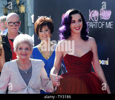 Sängerin Katy Perry besucht die Premiere Ihres musikalischen Dokumentarfilm "Katy Perry: ein Teil von mir", mit ihrer Großmutter Ann Hudson (L) und Vater Keith Hudson und Mutter Maria Hudson (L-R, hinten), am Grauman's Chinese Theater in Hollywood" in Los Angeles am 26. Juni 2012. Stockfoto