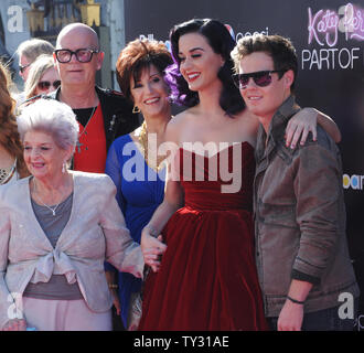 Sängerin Katy Perry besucht die Premiere Ihres musikalischen Dokumentarfilm "Katy Perry: ein Teil von mir", mit ihrer Großmutter Ann Hudson (L) und Vater Keith Hudson und Mutter Maria Hudson (L-R, hinten), am Grauman's Chinese Theater in Hollywood" in Los Angeles am 26. Juni 2012. UPI/Jim Ruymen Stockfoto