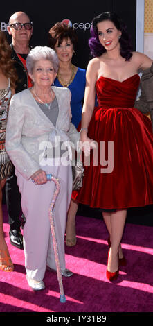 Sängerin Katy Perry besucht die Premiere Ihres musikalischen Dokumentarfilm "Katy Perry: ein Teil von mir", mit ihrer Großmutter Ann Hudson (L) und Vater Keith Hudson und Mutter Maria Hudson (L-R, hinten), am Grauman's Chinese Theater in Hollywood" in Los Angeles am 26. Juni 2012. UPI/Jim Ruymen Stockfoto